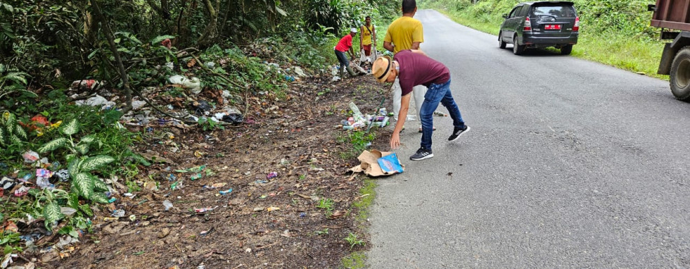 Warga Sentajo dan DLH Kuansing Berjibaku;  Camat Sentajo Raya Himbau Warga Tak Buang Sampah di Hutan Lindung