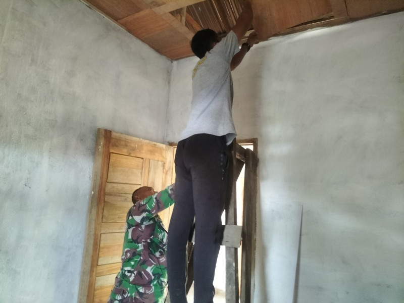 Satgas TMMD Ke-120 Kodim 0302/Inhu Di Desa Redang Kecamatan Rengat Barat Kabupaten Inhu    Melanjutkan Mengerjakan Rumah Layak Huni