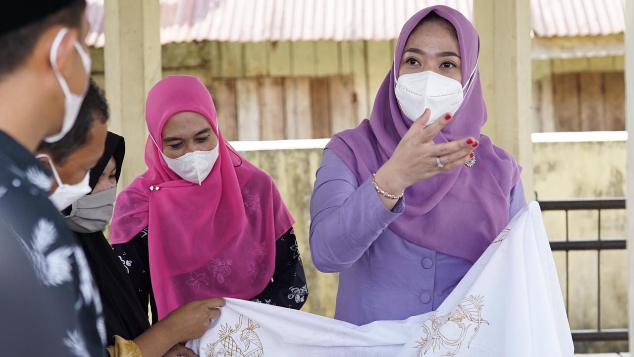 Wella Tinjau Dan Suport Pengrajin Batik dan Pengusaha Tahu
