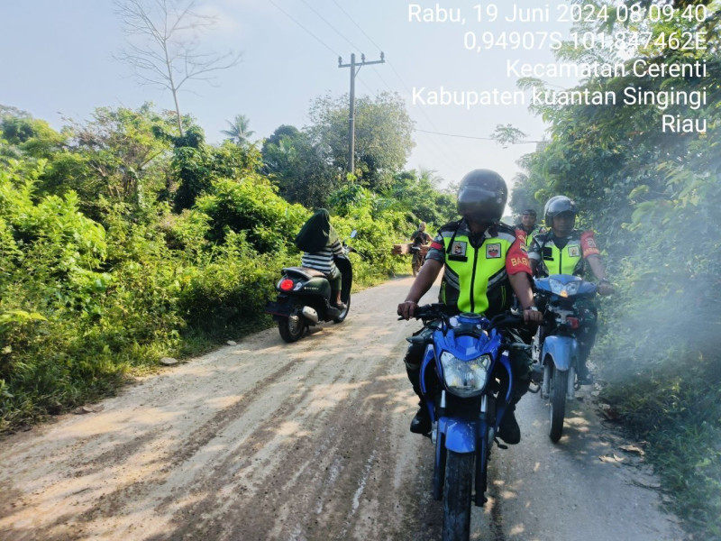 Pratu Teguh Mulya Personil Koramil 06/ Cerenti Kodim 0302/Inhu Melaksanakan Patroli Dan Pencegahan Kebakaran Hutan Dan Lahan