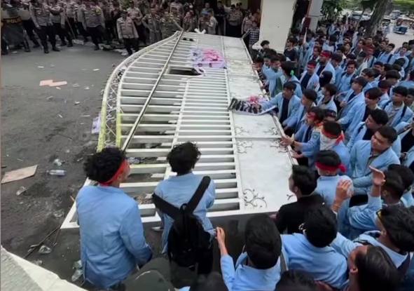 Massa BEM UNRI Robohkan Gerbang Kantor Gubernur Riau, Tuntut Temui Gubernur