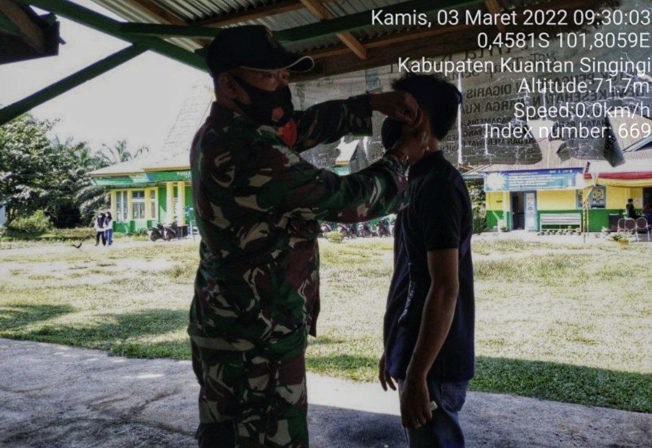 Babinsa Koramil 06/ Cerenti Kodim 0302/ Inhu Membagikan Masker Untuk Masyarakat Desa Kampung Baru Koto Kecamatan Inuman Kabupaten Kuansing