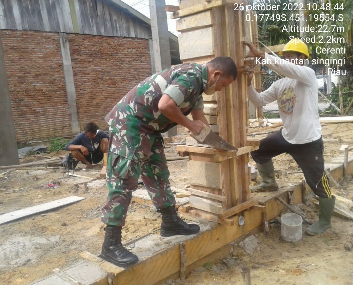 MEMPERERAT KEMANUNGGALAN DENGAN MASYARAKAT, BABINSA KORAMIL 06/CERENTI KODIM 0302/INHU, BANTU WARGA MEMBANGUN RUMAH  di Desa Binaan 