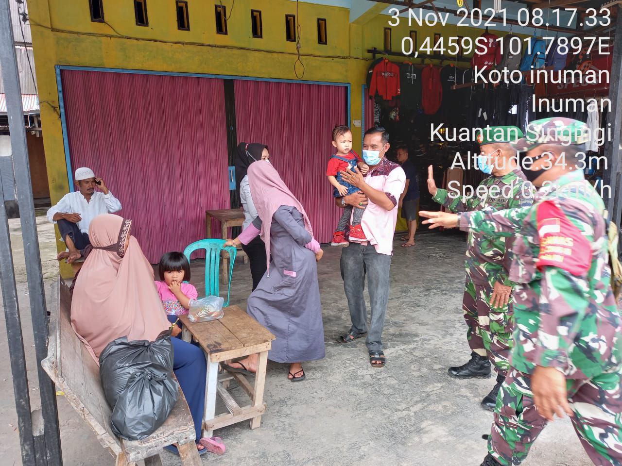 Serka M. Amin Anggota Koramil 06/Cerenti  Kodim 0302 Inhu Berikan Himbauan Prokes Kepada Warga di Desa Koto Inuman Kecamatan Inuman