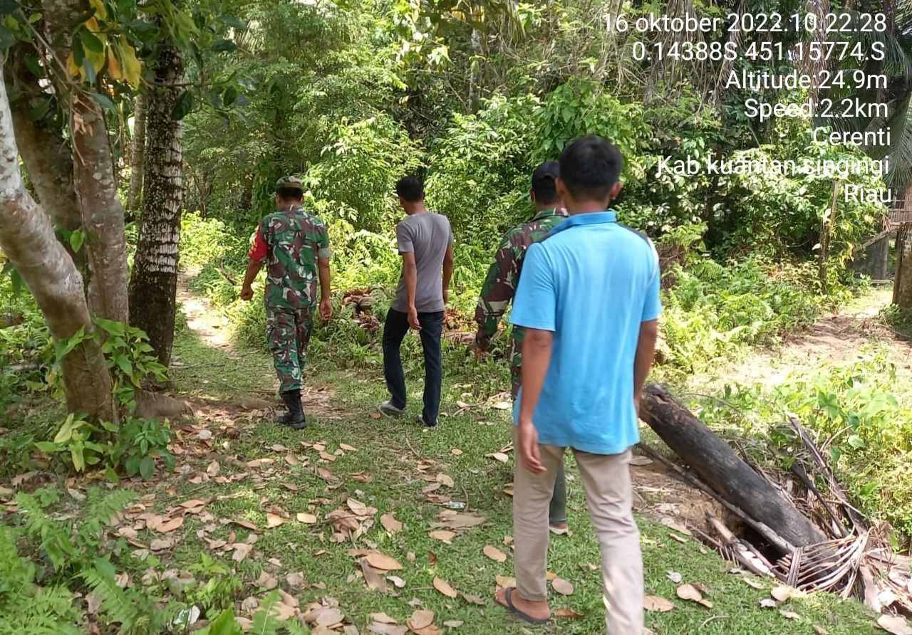 Tingkatkan Pengawasan Karlahut, Babinsa Koramil 06/ Cerenti Dim 0302/ Inhu Laksanakan Patroli dan Sosialisasi Kepada Masyarakat di Koto Cerenti Kecamatan 