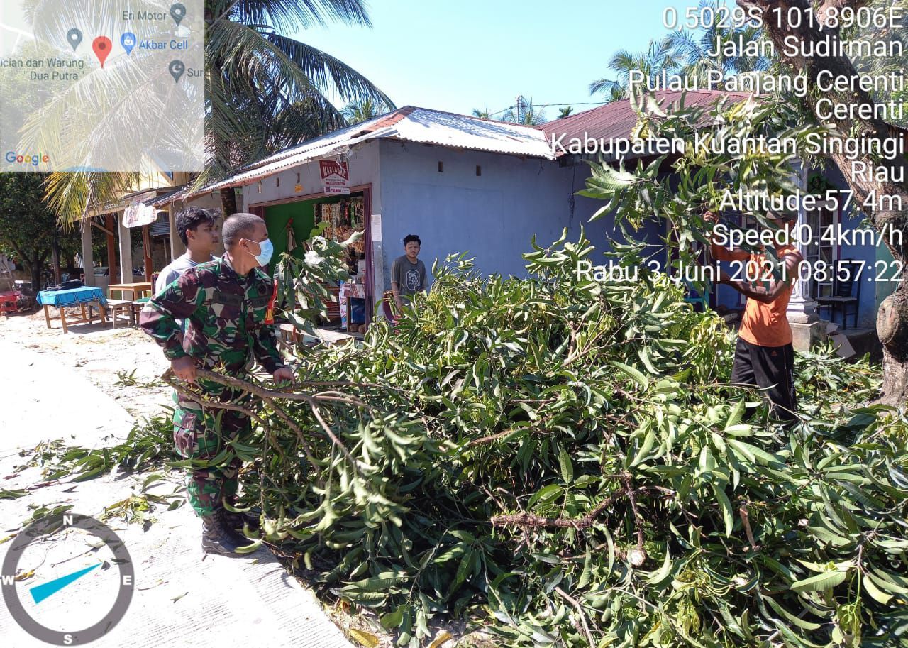 Babinsa Koramil 06/Cerenti Bantu Warga Untuk Bersihkan Potongan Pohon Mangga Yang Ditumbang