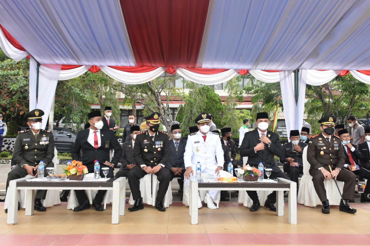 Kapolres Kuansing Melaksanakan Upacara Peringatan HUT RI ke-76 Tahun 2021 di Halaman Kantor Bupati Kuansing