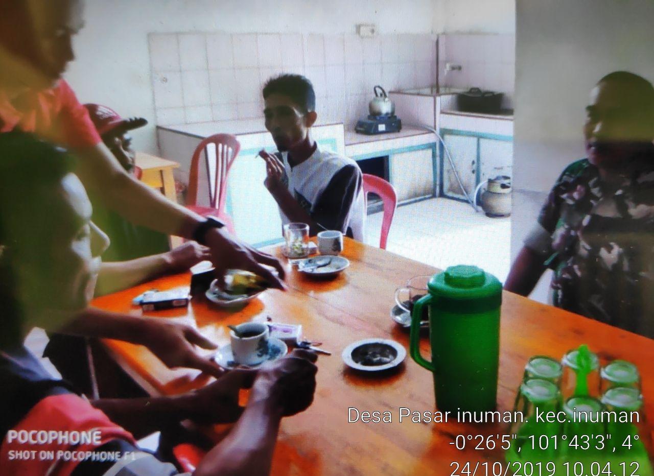 Jalin Hubungan Silaturahmi, Anggota Koramil Cerenti Melakukan Komsos Dengan Masyarakat Desa Pasar Inuman.