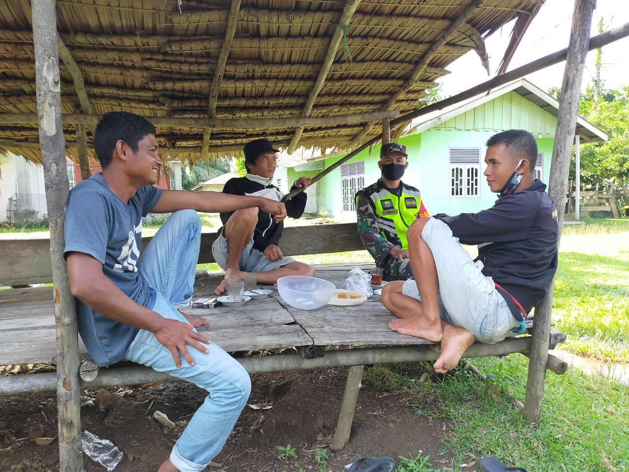 Babinsa Koramil 07/Kuantan Hilir Dim 0302/Inhu Komsos Dengan Masyarakat Desa Pengalihan