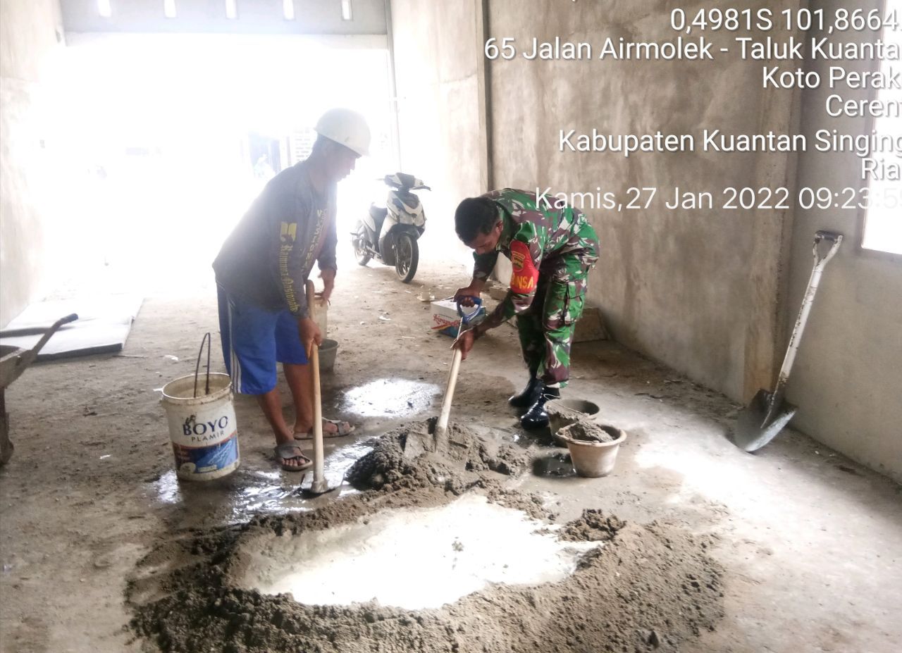 Babinsa Koramil 06/Cerenti Kodim 0302/Inhu Bersama Warga Gotong Royong Cor Lantai Rumah  di Kelurahan Koto Peraku Kecamatan Cerenti