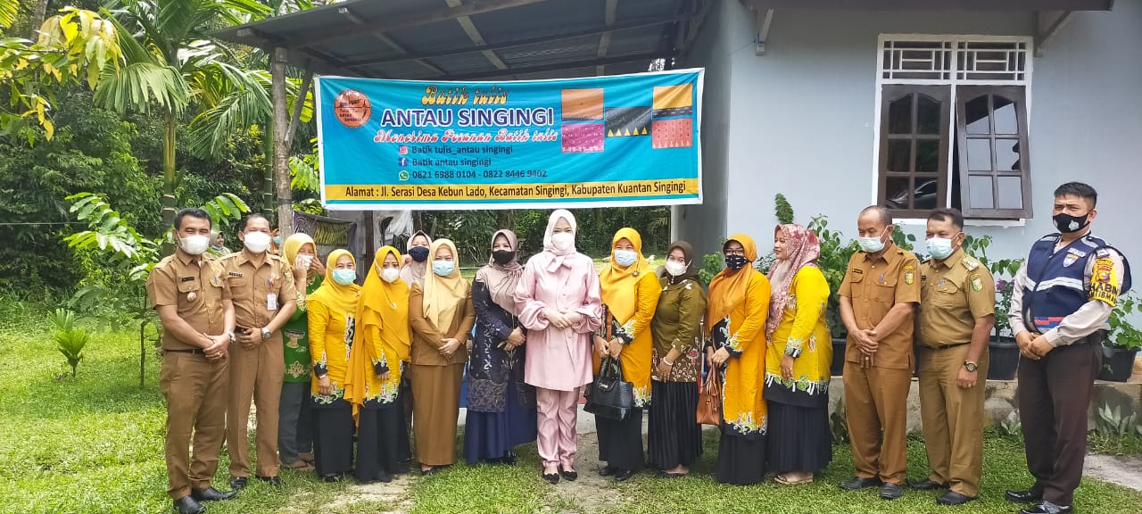 Kunjungi Rumah Batik Di Singingi  Wella Andi Putra Berharap, Pengrajin Batik Tangkap Peluang 