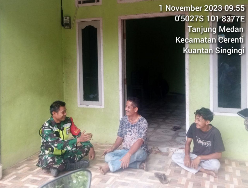 Babinsa Koramil 06/Cerenti Kodim 0302/Inhu Serda Jama Anur Lakukan Komsos Dikampung Pancasila Desa Tanjung Medan Kecamatan Cerenti
