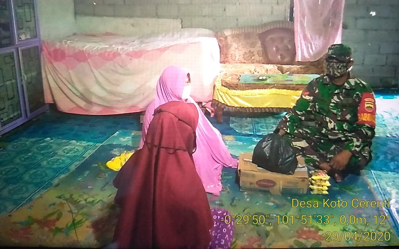 Peduli Sesama, Koptu Juanda Anggota Ramil 06/Cerenti Berikan Sembako Pada Warga Kurang Mampu.