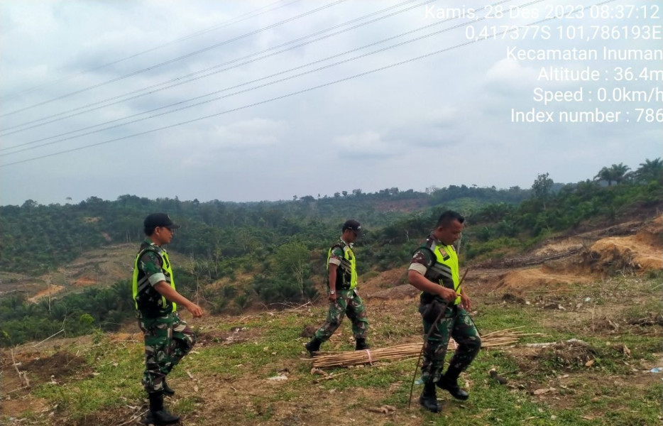 Babinsa Koramil 06/Cerenti Kodim 0302/Inhu Laksanakan Patroli Untuk Cegah Kebakaran Hutan Dan Lahan di Desa Banjar Nantigo Kecamatan Inuman