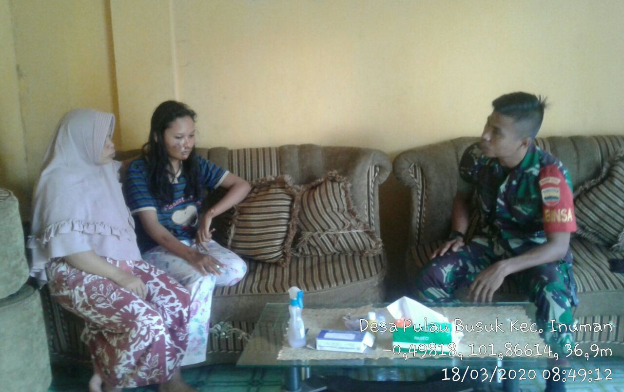 Babinsa Koramil 06/Cerenti Dim 0302/Inhu,Serda Safriansyah Putra Nasution Jenguk Warga Desa Binaan Usai Kecelakaan.