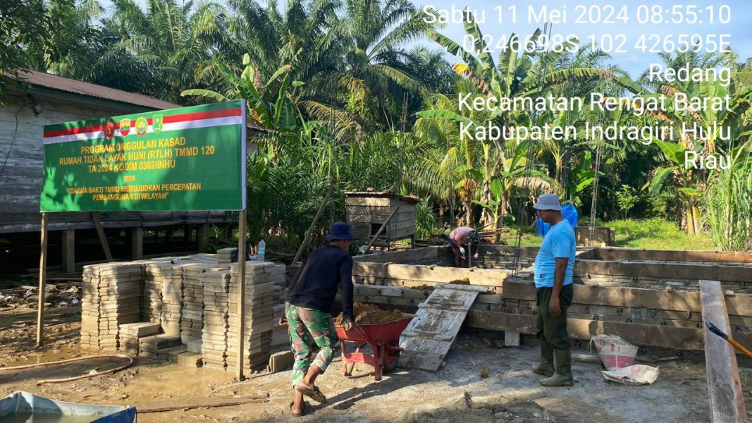 Babinsa Membantu Pelaksanaan Program TMMD Ke-120 Kodim 0302/Inhu Di Desa Redang Kecamatan Rengat Barat 