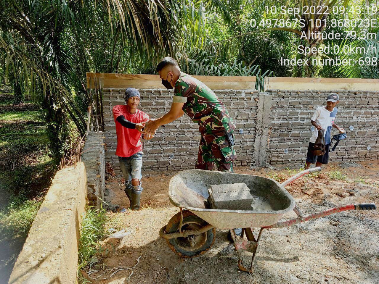 Babinsa Koramil 06/Cerenti Kodim 0302/Inhu Bantu Warga Binaan Melanjutkan Pembuatan Pagar