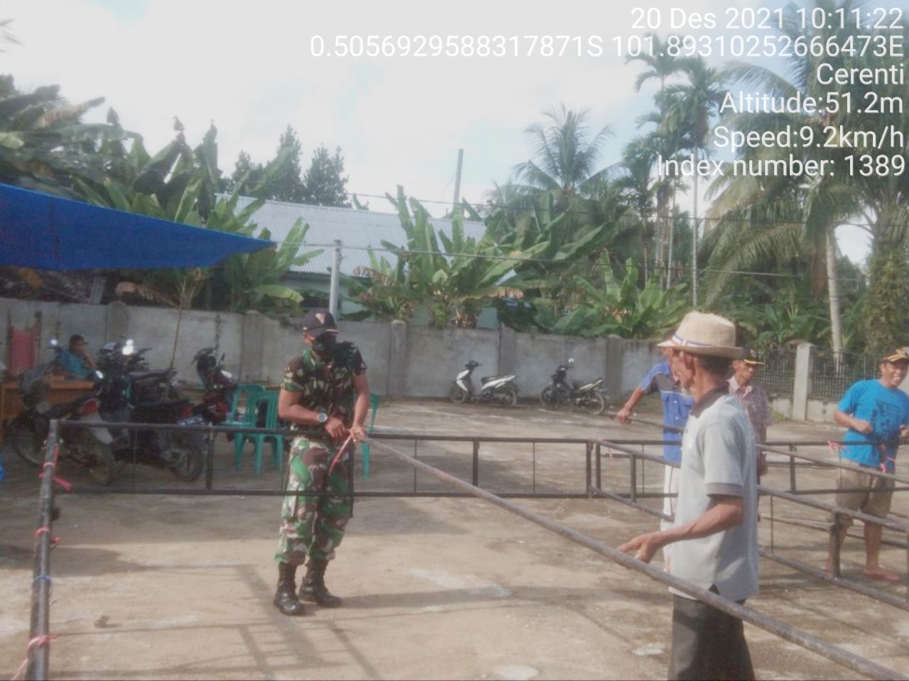 Kopda Junedi Babinsa Koramil 06/Cerenti Kodim 0302/Inhu Gotong Royong Bantu Warga Pasang Tenda