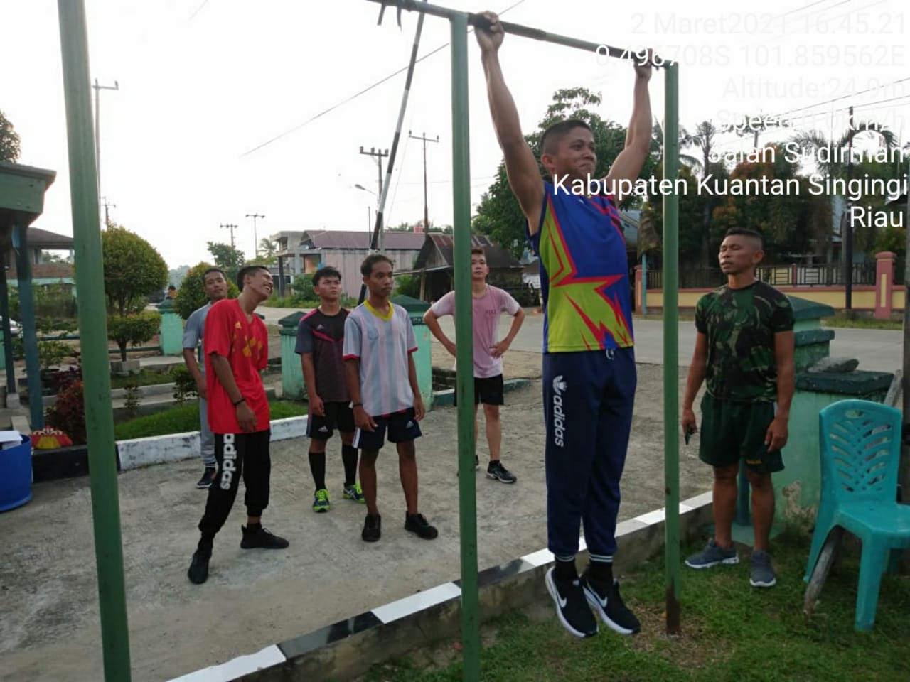 Pacu Semangat Pemuda; Babinsa Koramil 06/Cerenti Dim 0302/Inhu Latih Pemuda Calon Prajurit TNI AD