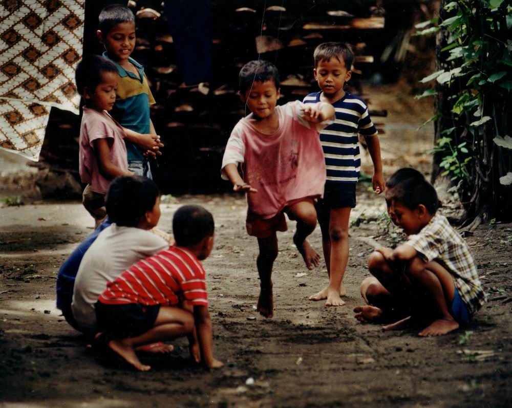 Bermain di Tanah Anak Tidak Gampang Sakit, Ini Faktanya