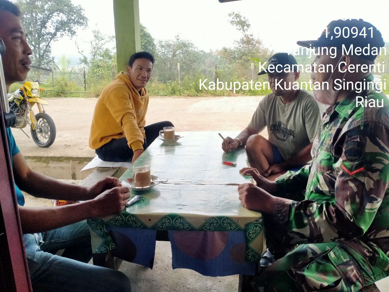 Kopda Mohamad Soleh Babinsa Koramil 06/Cerenti Kodim 0302/Inhu Komsos Dengan Warga Desa Tanjung Medan Kecamatan Cerenti