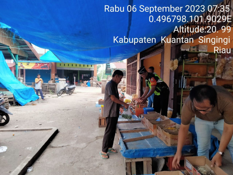 Babinsa Koramil 06/Cerenti Kodim 0302/Inhu Pantau Perkembangan Harga sembako Di Wilayah Kecamatan Cerenti Kabupaten Kuansing Riau