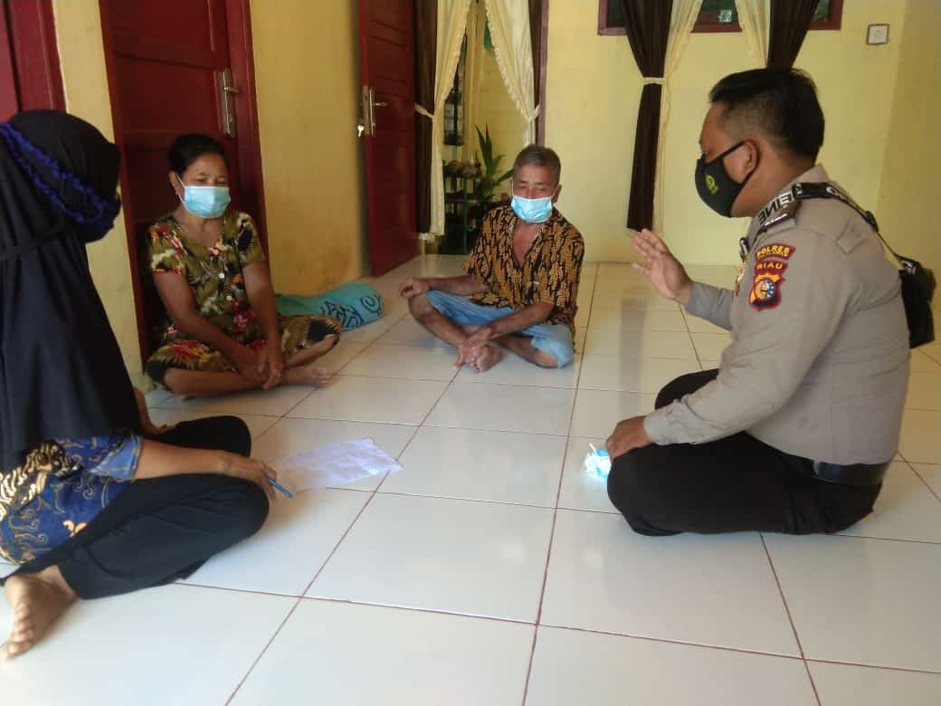 Bhabinkamtibmas Polsek Kerumutan Sosialisasikan Vaksinasi Covid-19 Bagi Lansia