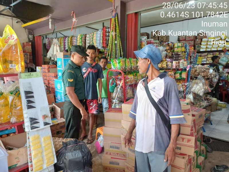 Jelang Hari Raya Idul Adha 1444 H Babinsa Koramil 06/Cerenti Kodim 0302/Inhu Pantau Perkembangan Harga Kebutuhan Pokok Di Wilayah Kecamatan Inuman