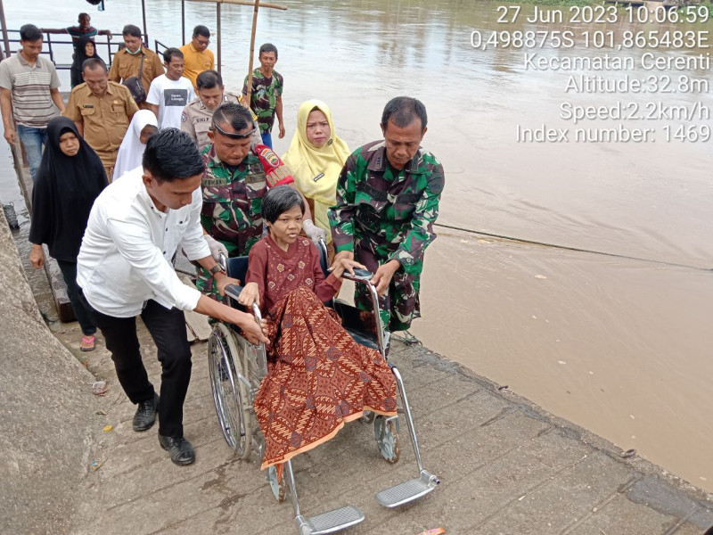 Babinsa Koramil 06/Cerenti Bantu Pengantaran Berobat Warga ODGJ ke Puskesmas Cerenti