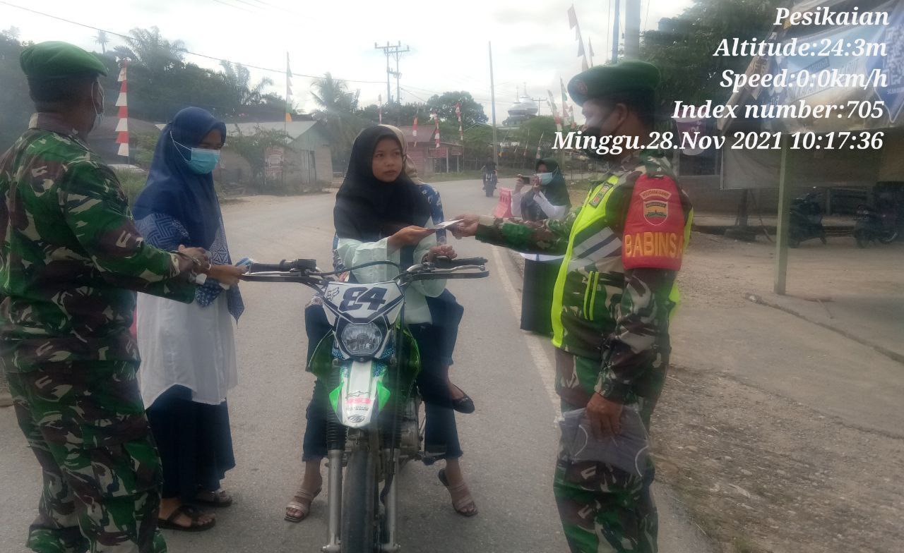 Aksi Babinsa Koramil 06/Cerenti Kodim 0302/Inhu Di Jalan Raya Dengan Hadang Pengendara Sepeda MotoR di Desa Pesikaian