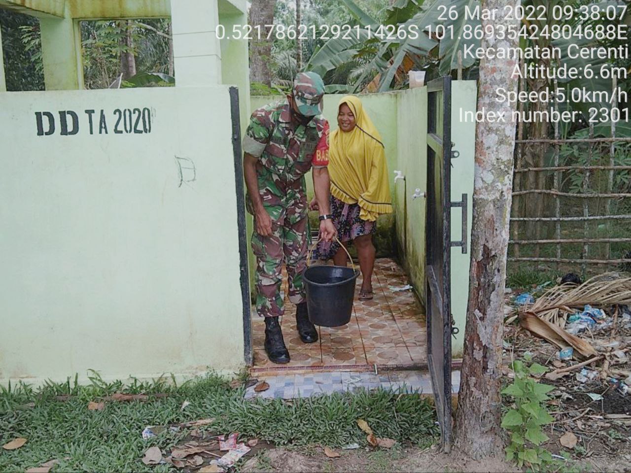 Babinsa Koramil 06/Cerenti Kodim 0302/Inhu Bantu Warga Angkat Air Bersih Untuk Warga