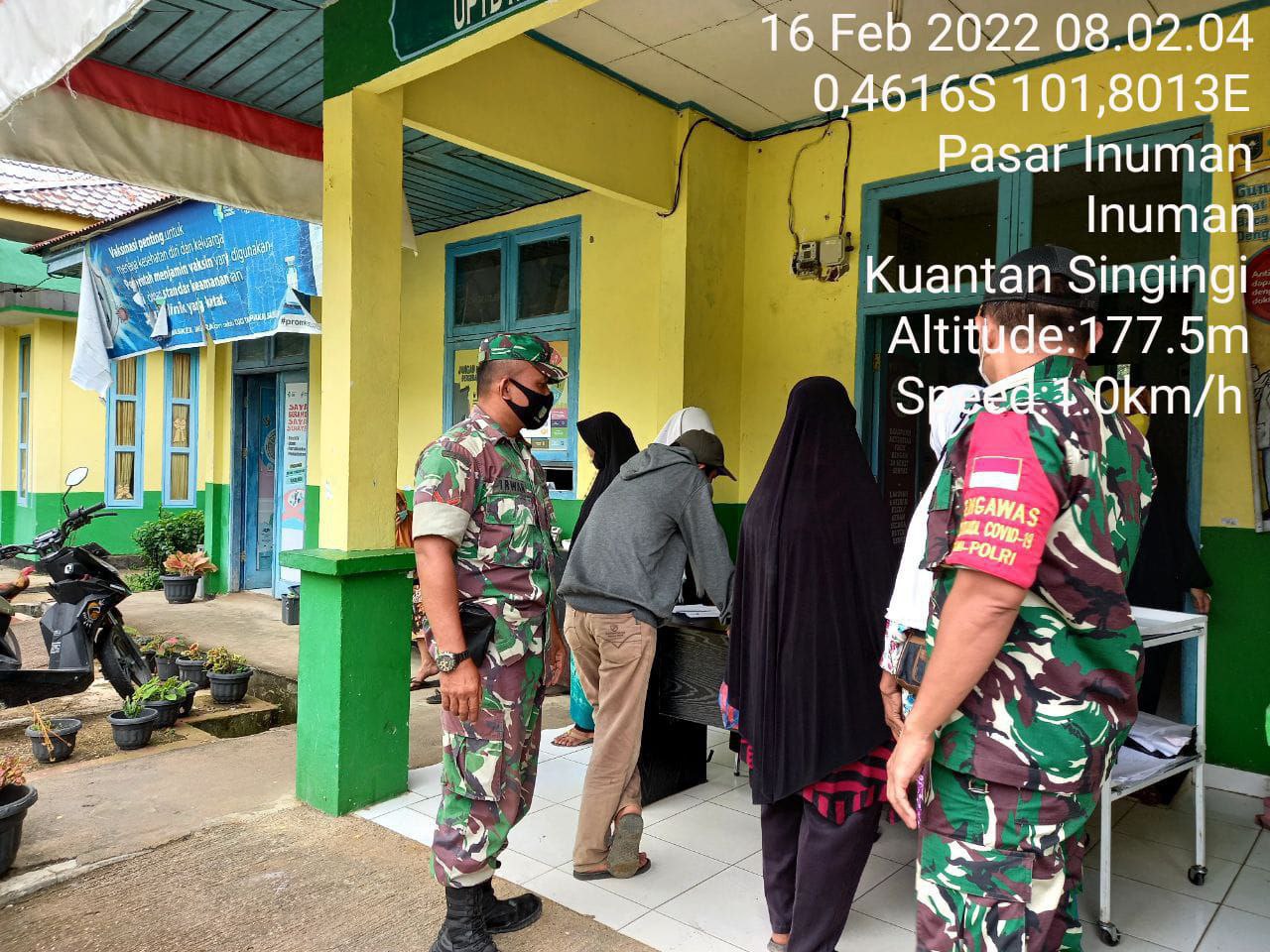 Babinsa Koramil 06/Cerenti Kodim 0302/Inhu Tegakkan Prokes Di Tempat Keramaian Dan Sekolah SD Negeri 001 Pasar Inuman