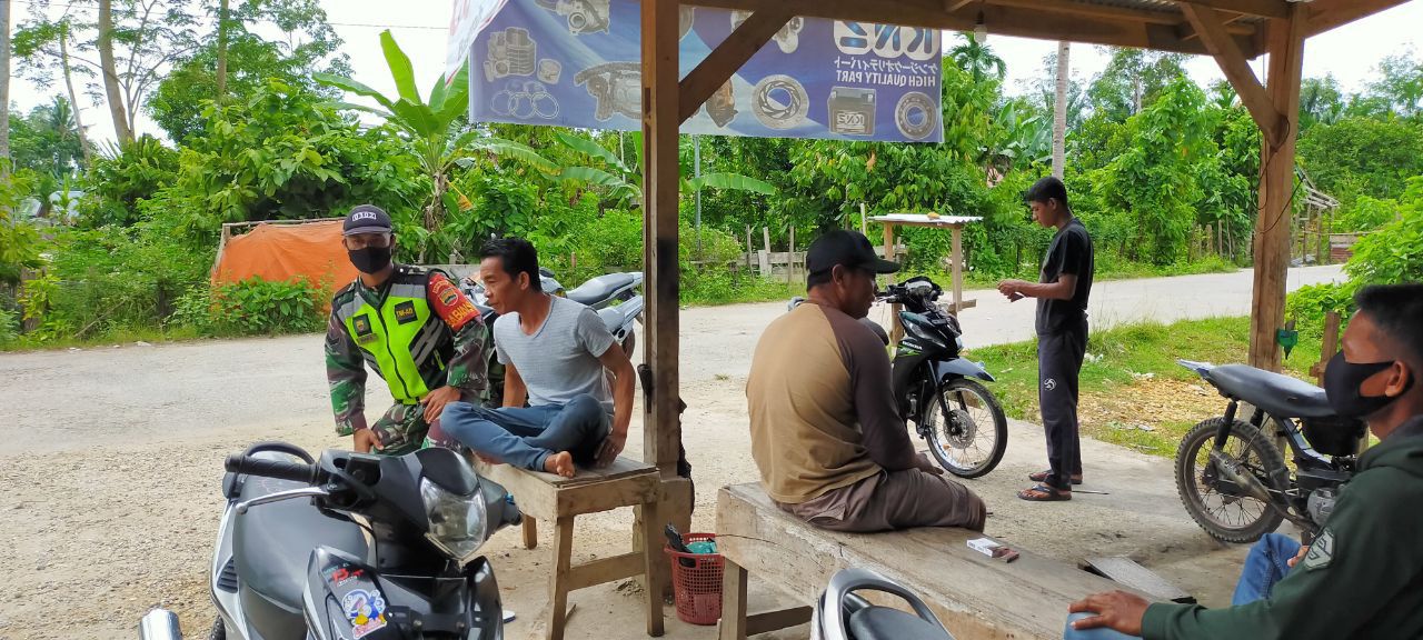 Sertu Parman Anggota Koramil 07 Kuantan Hilir Dim 0302 Inhu Komsos Dengan Masyarakat Desa Pengalihan Kecamatan Kuantan Hilir Seberang