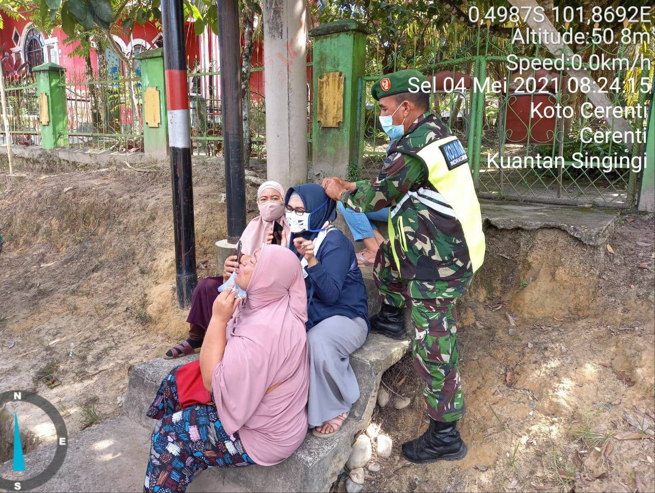 Babinsa Koramil 06/Cerenti Dim 0302/Inhu Himbau Warga Patuhi Protokol Kesehatan Di Sela Patroli