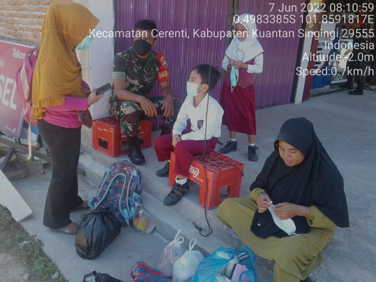 Babinsa Koramil 06/Cerenti Kodim 0302/Inhu Ciptakan Keakraban Babinsa Laksanakan Komsos Dengan Masyarakat di Desa Tanjung Medan Kecamatan Cerenti