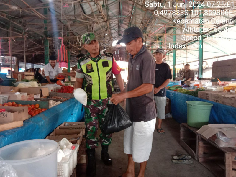 Babinsa Koramil 06/Cerenti Kodim 0302/Inhu Kopda Junedi Cek Harga Sembako Di Kelurahan Pasar Cerenti