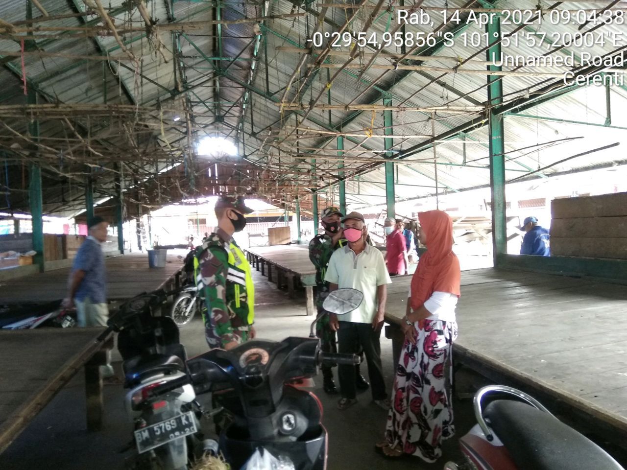 Babinsa Koramil 06/Cerenti Kodim 0302/ Inhu Bagikan Masker Kepada Warga