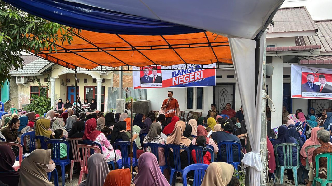 Diguyur Hujan, Kampanye Dialogis Agung-Markarius di Kelurahan Sidomulyo Barat Tetap Disambut Antusias