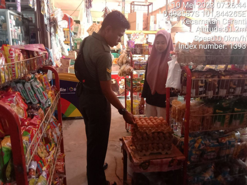 Babinsa Koramil 06/Cerenti Kodim 0302/Inhu Cek Harga Sembako Di Warung