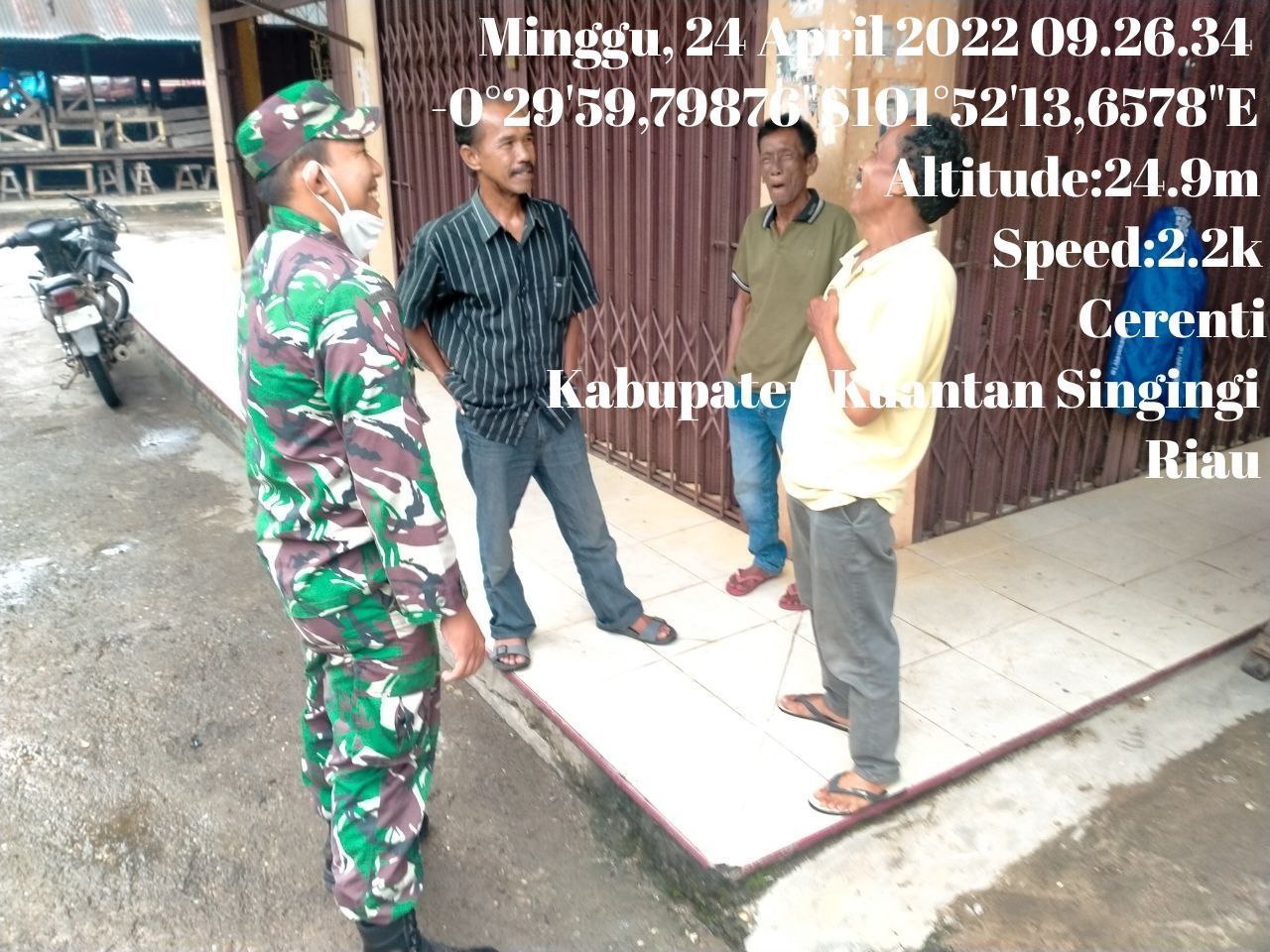 Kopda Mohammad Soleh Babinsa Koramil 06/Cerenti Kodim 0302/Inhu Melaksanakan Kegiatan Komsos Dengan Warga Binaan di Koto Cerenti Kabupaten Kuansing