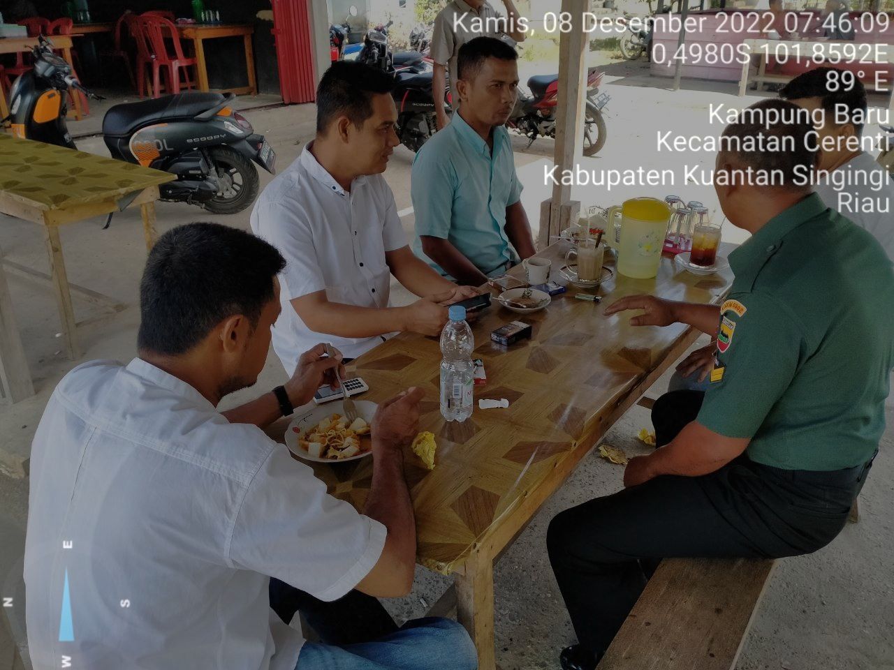 Babinsa Koramil 06/Cerenti Kodim 0302/Inhu,Sertu Firman Komsos Dengan Warga Binaan Membahas Tentang Covid-19