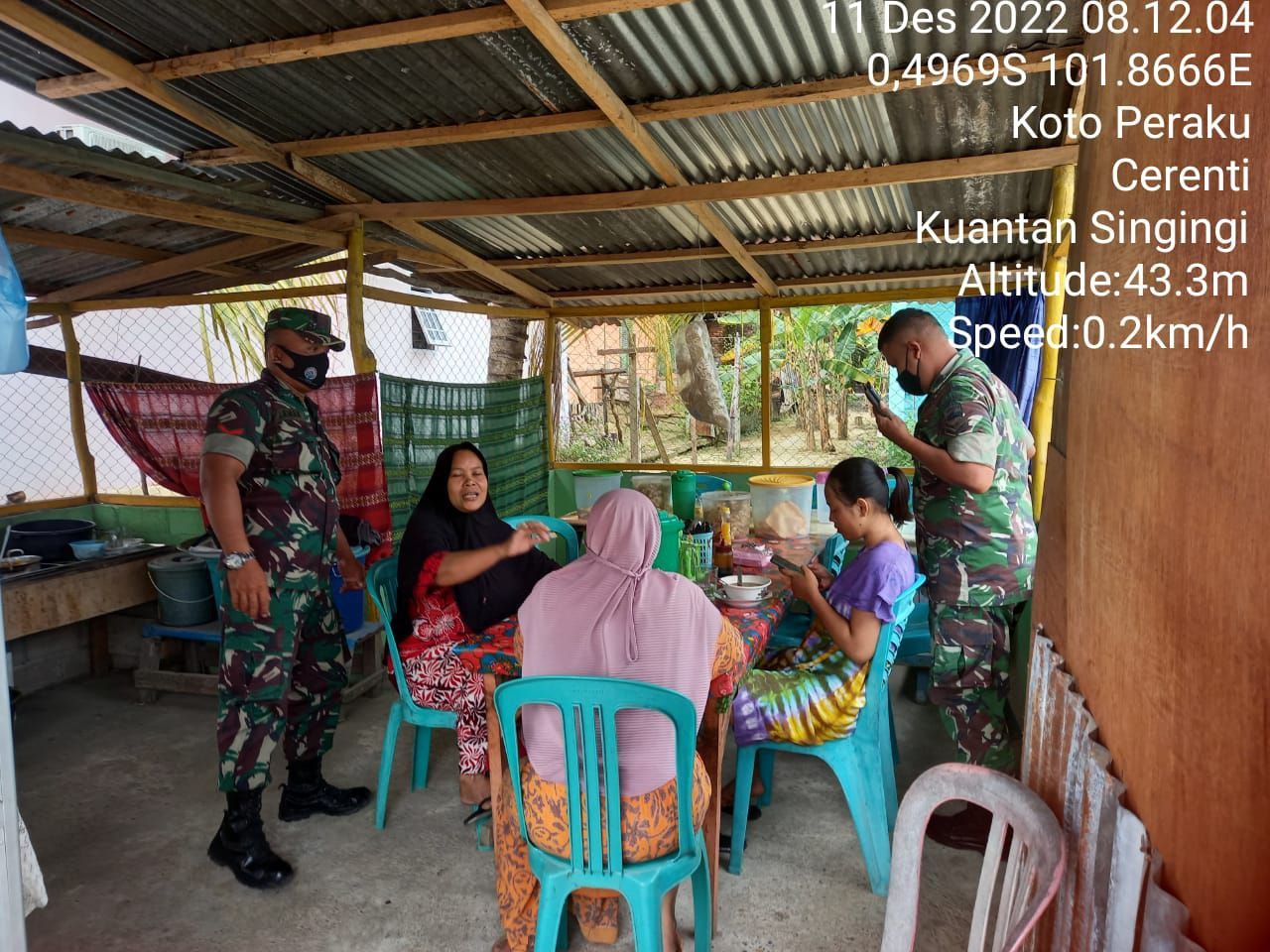 Babinsa Koramil 06/Cerenti Dim 0302/Inhu Edukasi Dan Ingatkan  Warga Untuk Patuhi Prokes Diwarung Pinggir Jalan