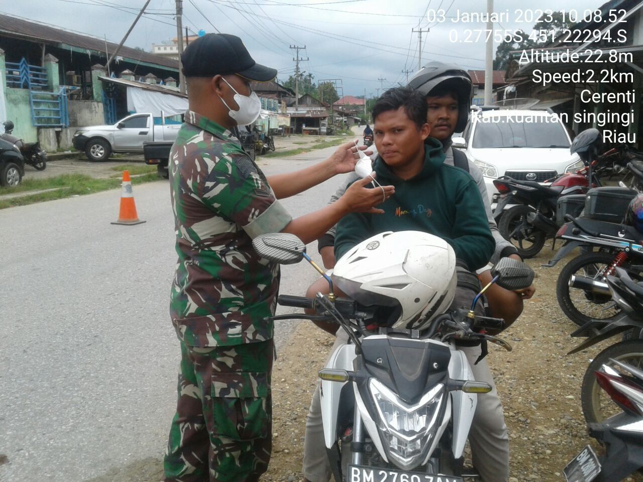 Aksi Babinsa Koramil 06/Cerenti Kodim 0302/Inhu Bagikan Masker Gratis Upaya Memberikan Kesadaran Kepada Warga