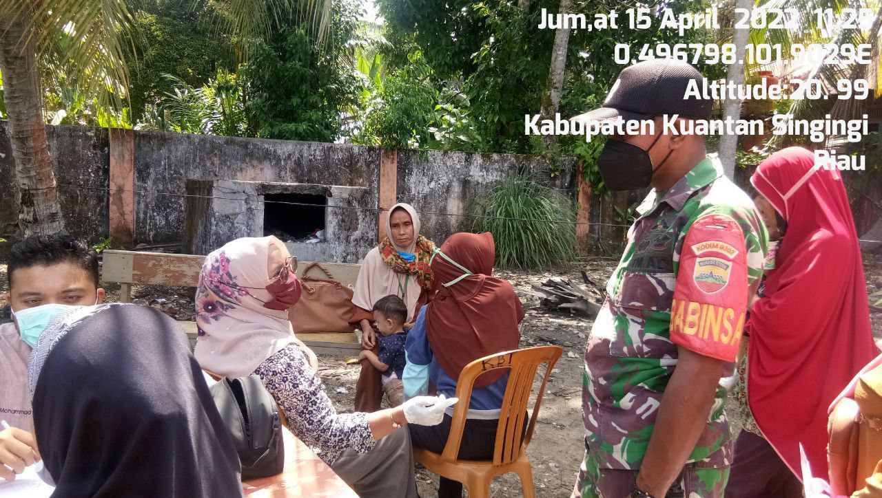 Babinsa Koramil 06/Cerenti Kodim 0302/Inhu  Pantau Dan Dampingi Pelaksanaan Vaksin Covid-19 Pengunjung Kantor Pos Indonesia Cabang Cerenti