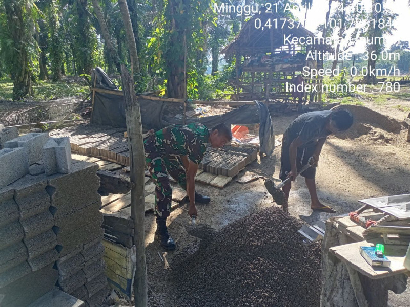 Babinsa Koramil 06/Cerenti  Kodim  0302/Inhu Membantu Membuat Batako Bersama Warga Desa Sigaruntang Kecamatan Inuman 