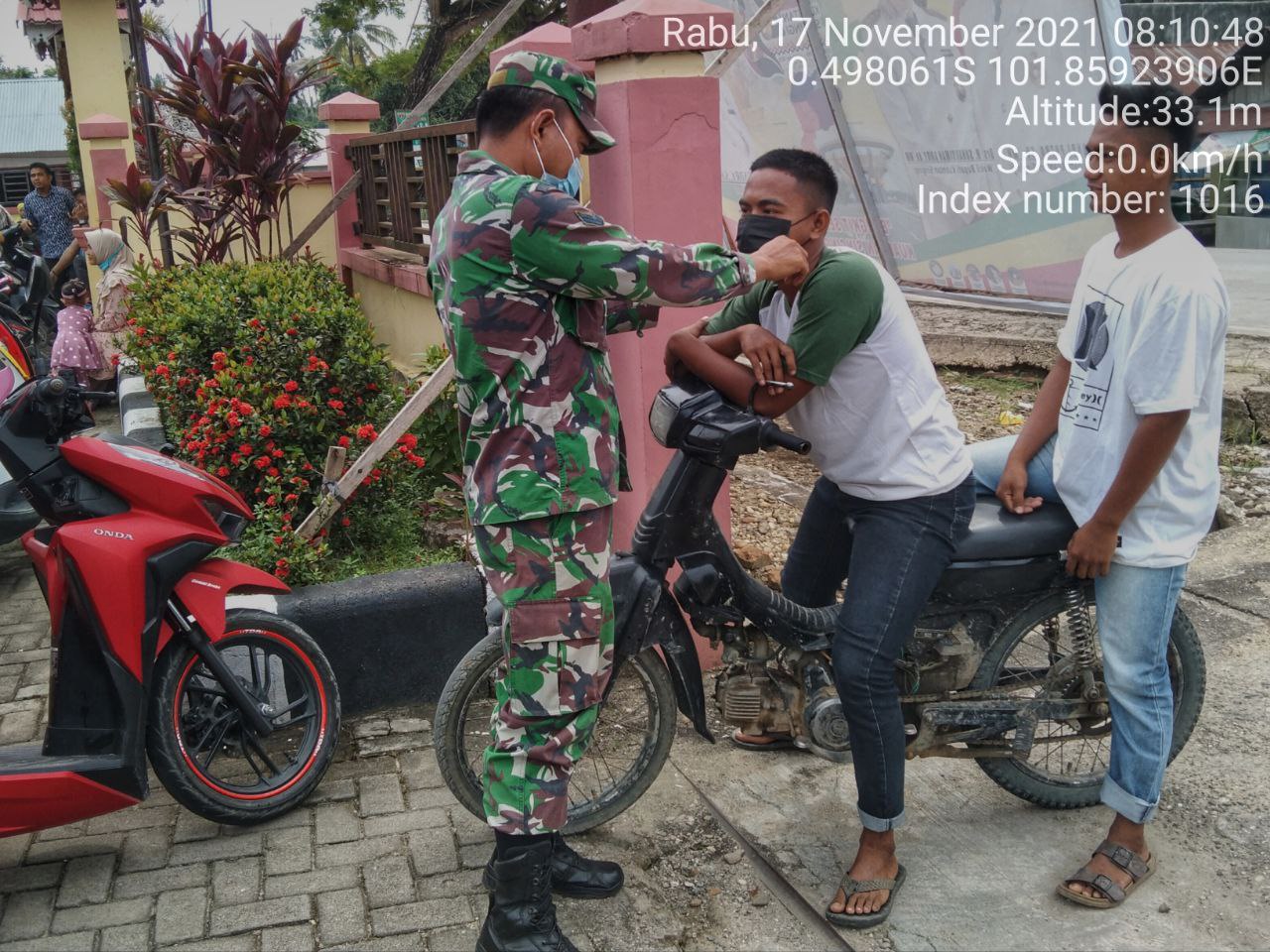 Putus Mata Rantai Penyebaran Covid-19, Babinsa Koramil 06/ Cerenti Kodim 0302/ Inhu Bagikan Masker Gratis Kepada Warga Binaan di Desa Kampung Baru Timur