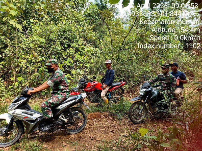 Senantiasa Babinsa Koramil 06/Cerenti Kodim 0302/Inhu,Kopda Junedi Laksanakan Patroli Untuk Cegah Kebakaran Hutan Dan Lahan di Kompe Berangin Kecamatan Cerenti