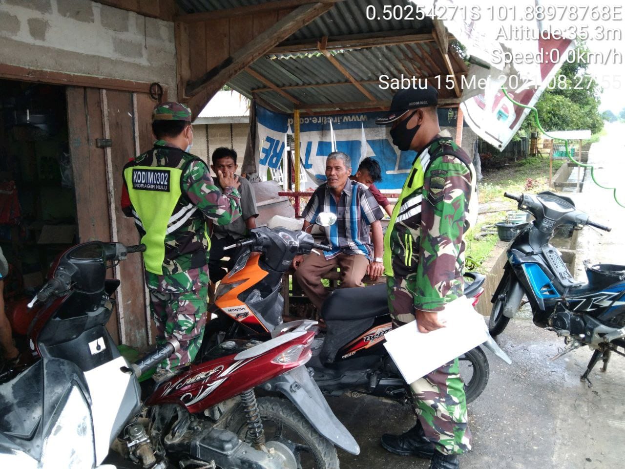 Sertu Efison Anggota Koramil 06/Cerenti Dim 0302/Inhu Ajak Masyarakat Terapkan Protokol Kesehatan 