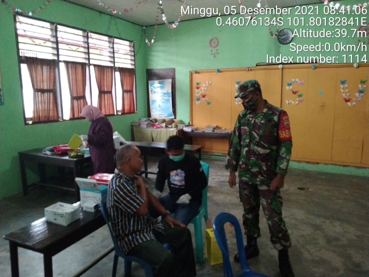 Babinsa Koramil 06/Cerenti Kodim 0302/Inhu  Pantau Dan Dampingi Pelaksanaan Vaksin Covid-19 di Pasar Inuman