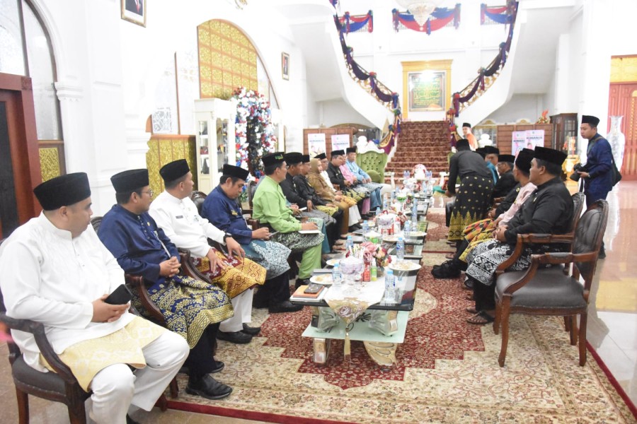 Bupati Kasmarni Terima Undangan Prosesi Buka Lawang dari LAMR Bengkalis